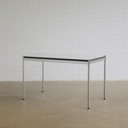 USM Haller Tisch 125x75cm in Perlgrauweiß mit Chromgestell und Kunstharzplatte, moderner Arbeitstisch fürs Büro oder Home-Office
