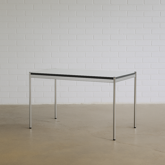 USM Haller Tisch 125x75cm in Perlgrauweiß mit Chromgestell und Kunstharzplatte, moderner Arbeitstisch fürs Büro oder Home-Office