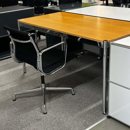 USM Haller Tisch 150x75cm with beech wood top and chrome frame in office setting