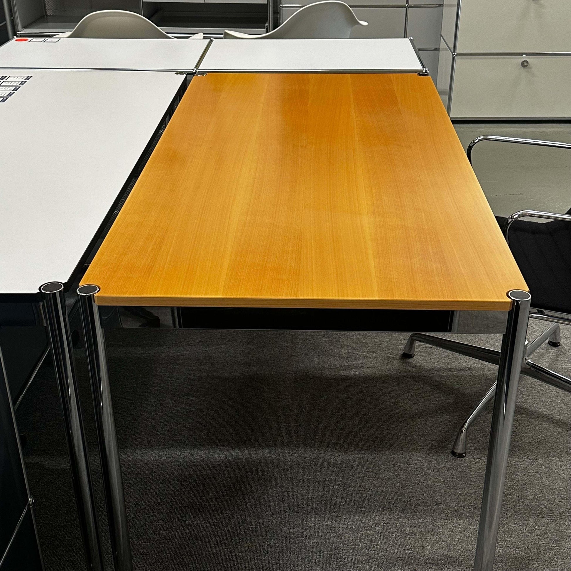 USM Haller Tisch with 150x75cm beech wood top and chrome legs in a modern office setting