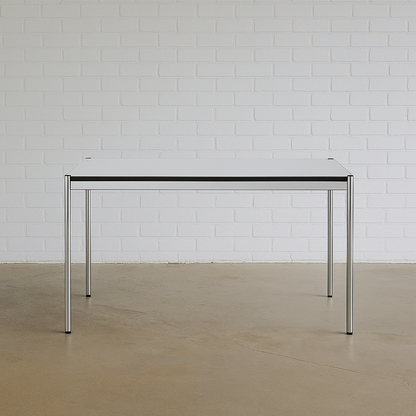 USM Haller Tisch 150x75cm mit perlgrauer weißer Kunstharzplatte und Chromgestell, moderner Schreibtisch für Büro und Home-Office
