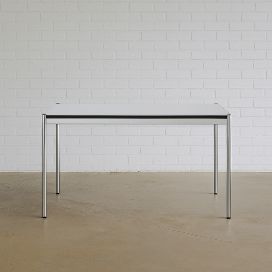 USM Haller Tisch 150x75cm mit perlgrauer weißer Kunstharzplatte und Chromgestell, moderner Schreibtisch für Büro und Home-Office
