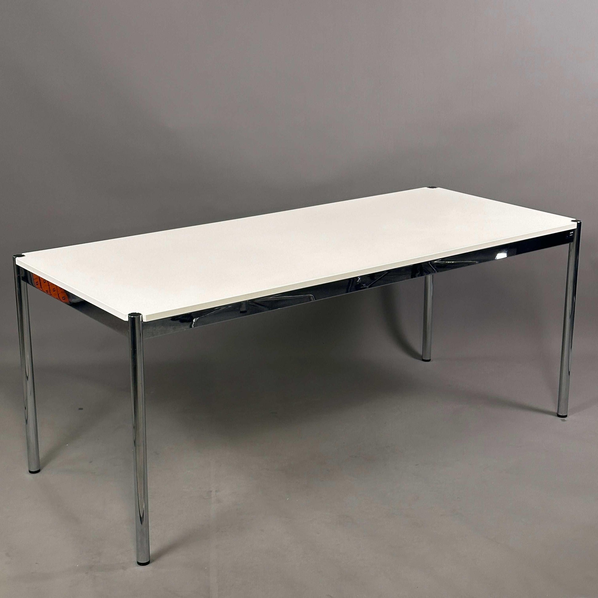 USM Haller Tisch 175x75cm in reinweiß mit Chromgestell, zeitloses und elegantes Design