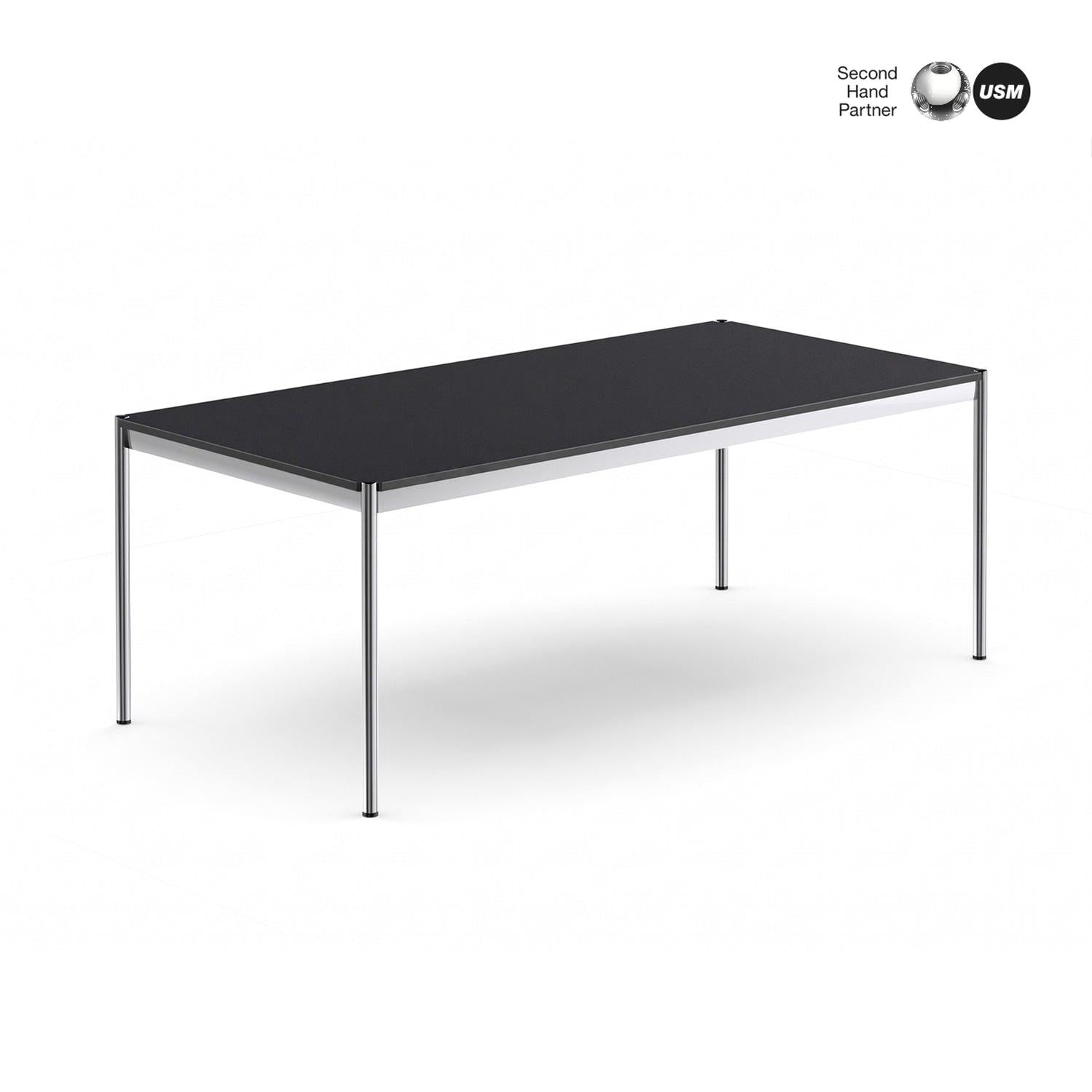 USM Haller Tisch 200x100cm mit schwarzer Linoleumplatte und verchromtem Stahlgestell.