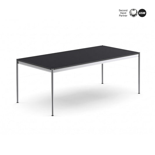 USM Haller Tisch 200x100cm mit schwarzer Linoleumplatte und verchromtem Stahlgestell.