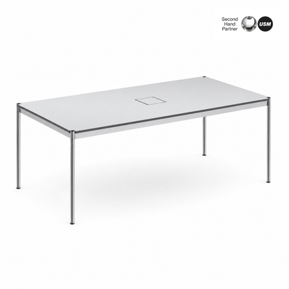 USM Haller Tisch 200x100cm, graue Platte, verchromtes Stahlgestell, mit quadratischem Ausschnitt.