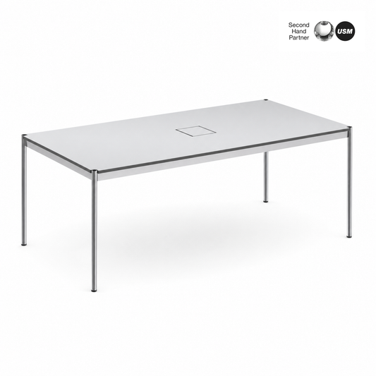 USM Haller Tisch 200x100cm, graue Platte, verchromtes Stahlgestell, mit quadratischem Ausschnitt.