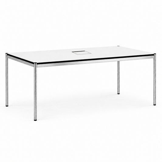 USM Haller Tisch 200x100cm in Perlgrau mit verchromtem Gestell und mittigem Kabeldurchlass auf weißem Hintergrund.