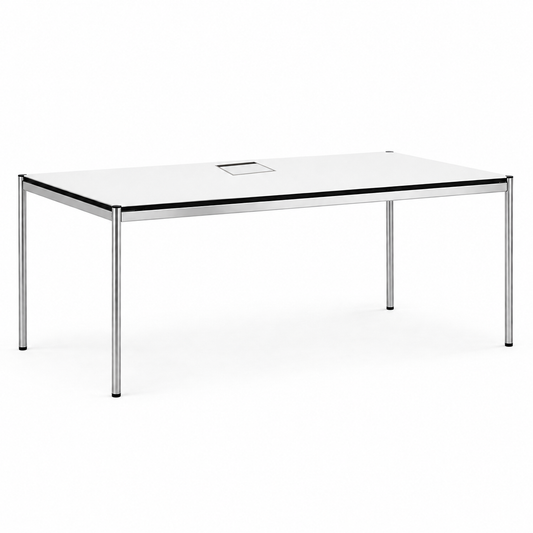 USM Haller Tisch 200x100cm mit perlgrauer Platte, Chromgestell und mittigem Kabeldurchlass.