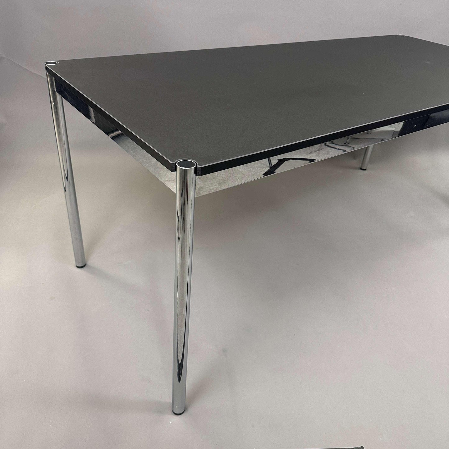 USM Haller schwarzer Linoleum Tisch 175x75 cm mit verchromten Beinen