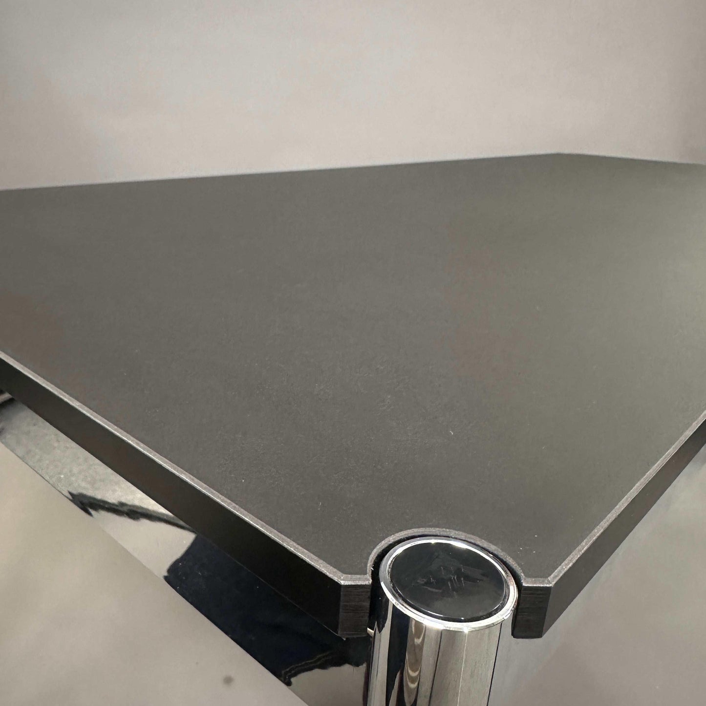 USM Haller Tisch 250x100 cm mit schwarzer Linoleum Oberfläche und verchromten Tischbeinen