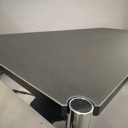 USM Haller Tisch 250x100 cm mit schwarzer Linoleum Oberfläche und verchromten Tischbeinen