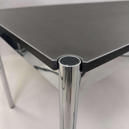 USM Haller Tisch 250x100cm schwarzes Linoleum mit Chromgestell Nahaufnahme Ecke