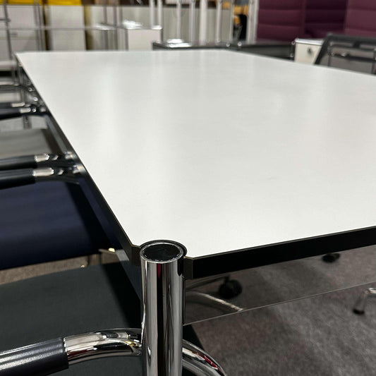 USM Haller Tisch 300x75cm perlgrau mit Chromgestell moderner Konferenztisch