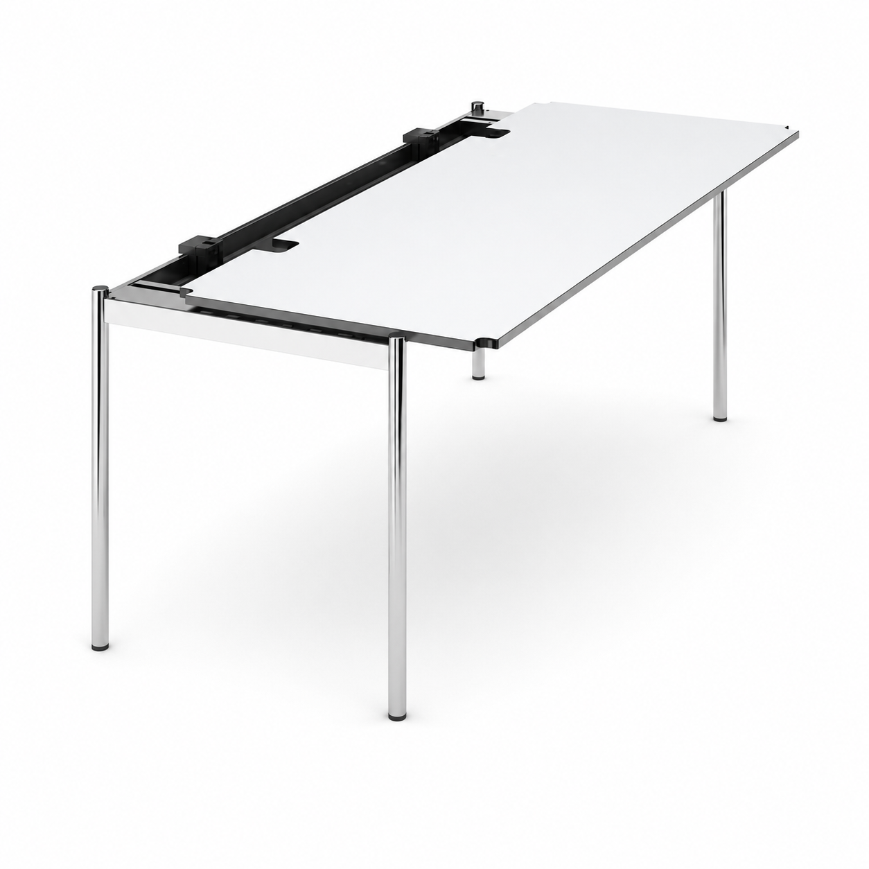 USM Haller Advanced Tisch 150x75cm perlgrau/weiß mit schiebbarer Platte und Kabelwanne.