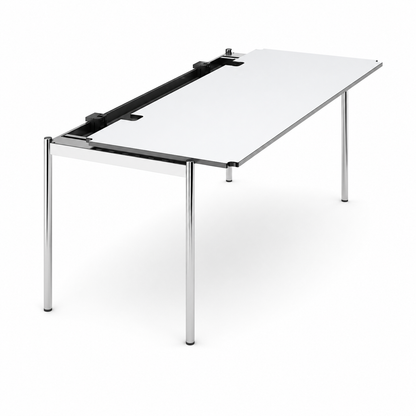 USM Haller Advanced Tisch 150x75cm perlgrau/weiß mit schiebbarer Platte und Kabelwanne.