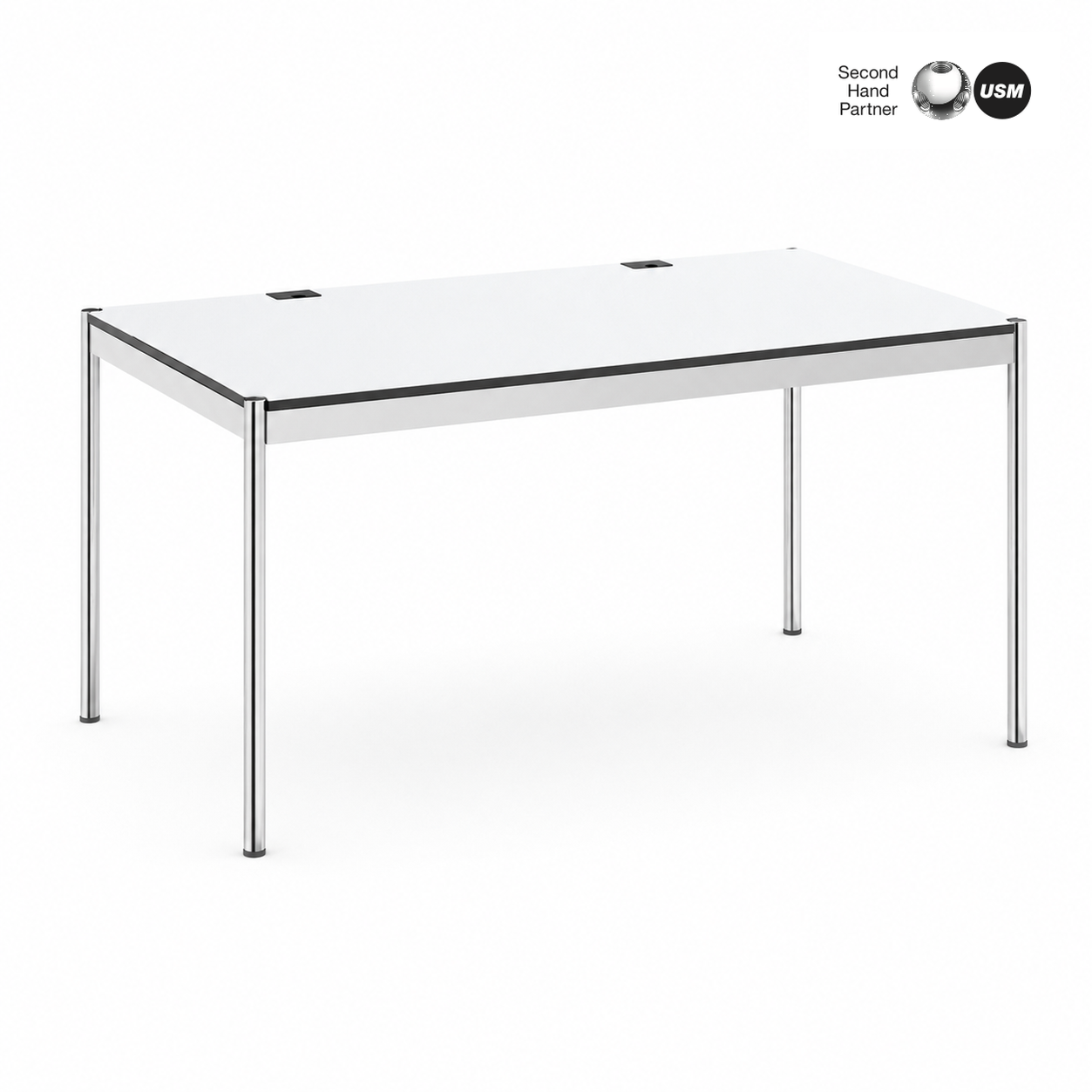 USM Haller Advanced Tisch 150x75cm in perlgrau/weiß mit verchromtem Stahlgestell und Kabelwanne.