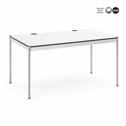 USM Haller Advanced Tisch 150x75cm in perlgrau/weiß mit verchromtem Stahlgestell und Kabelwanne.