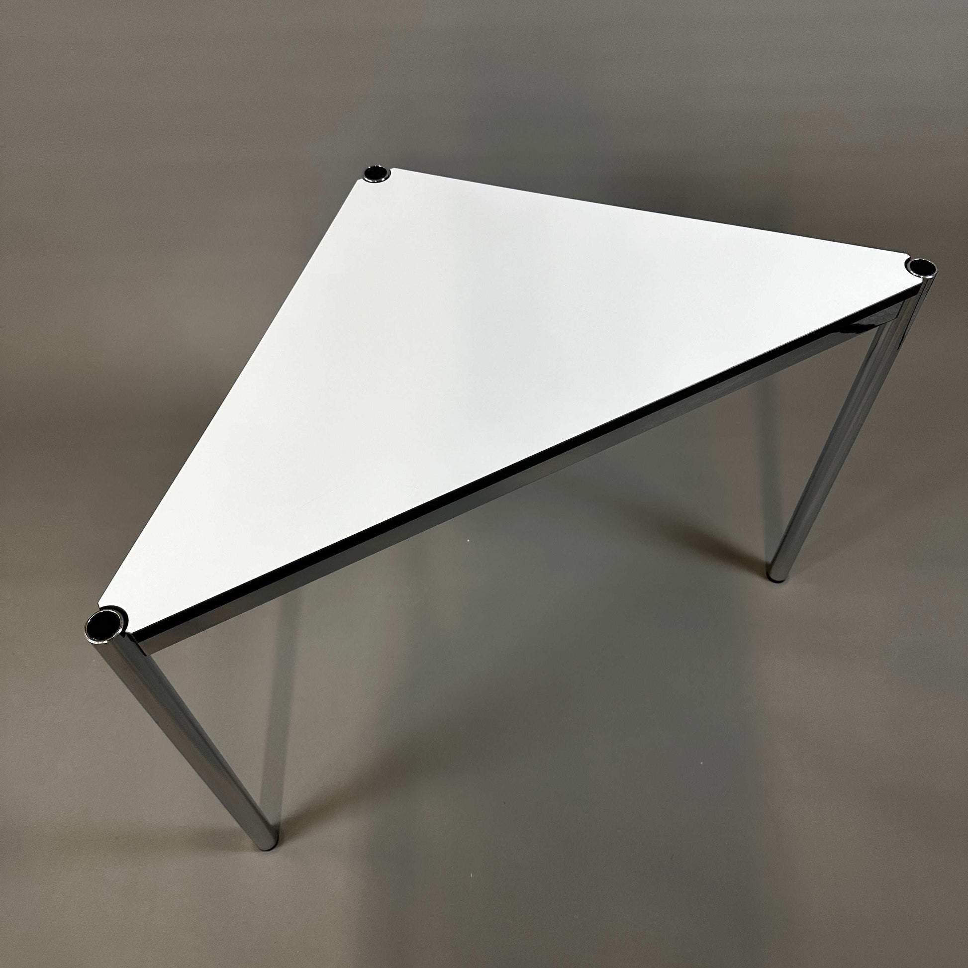 USM Haller Tisch Dreieck 75x75cm perlgrau weiß mit Metallbeinen und rechtwinkliger Form