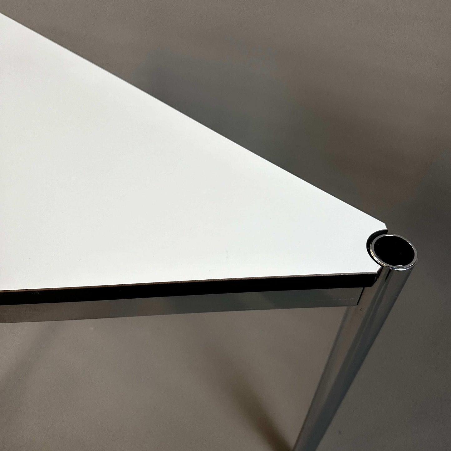 USM Haller Tisch Dreieck 75x75 cm perlgrau weiß rechtwinkliges Design