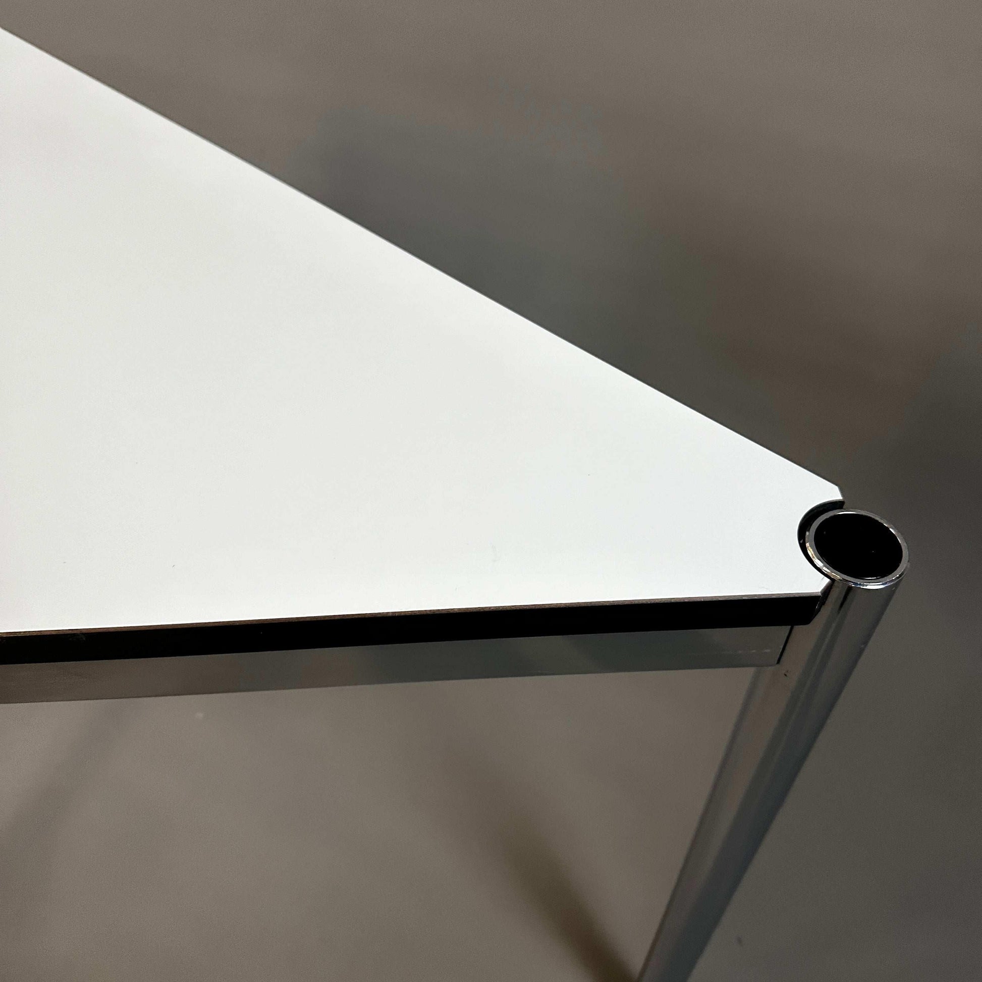 USM Haller Tisch Dreieck 75x75 cm perlgrau weiß rechtwinkliges Design