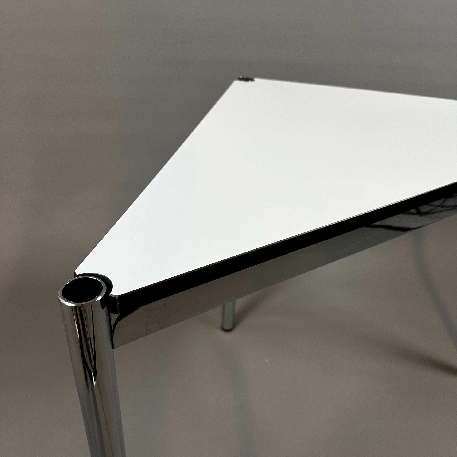 USM Haller Tisch rechteckiger Dreieckstisch in perlgrau und weiß mit 75x75 cm Seitenlänge