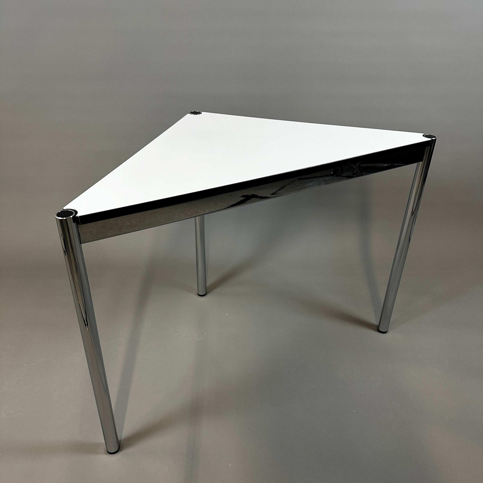 USM Haller Tisch dreieckig 75x75x104cm perlgrau weiß mit Chrombeinen