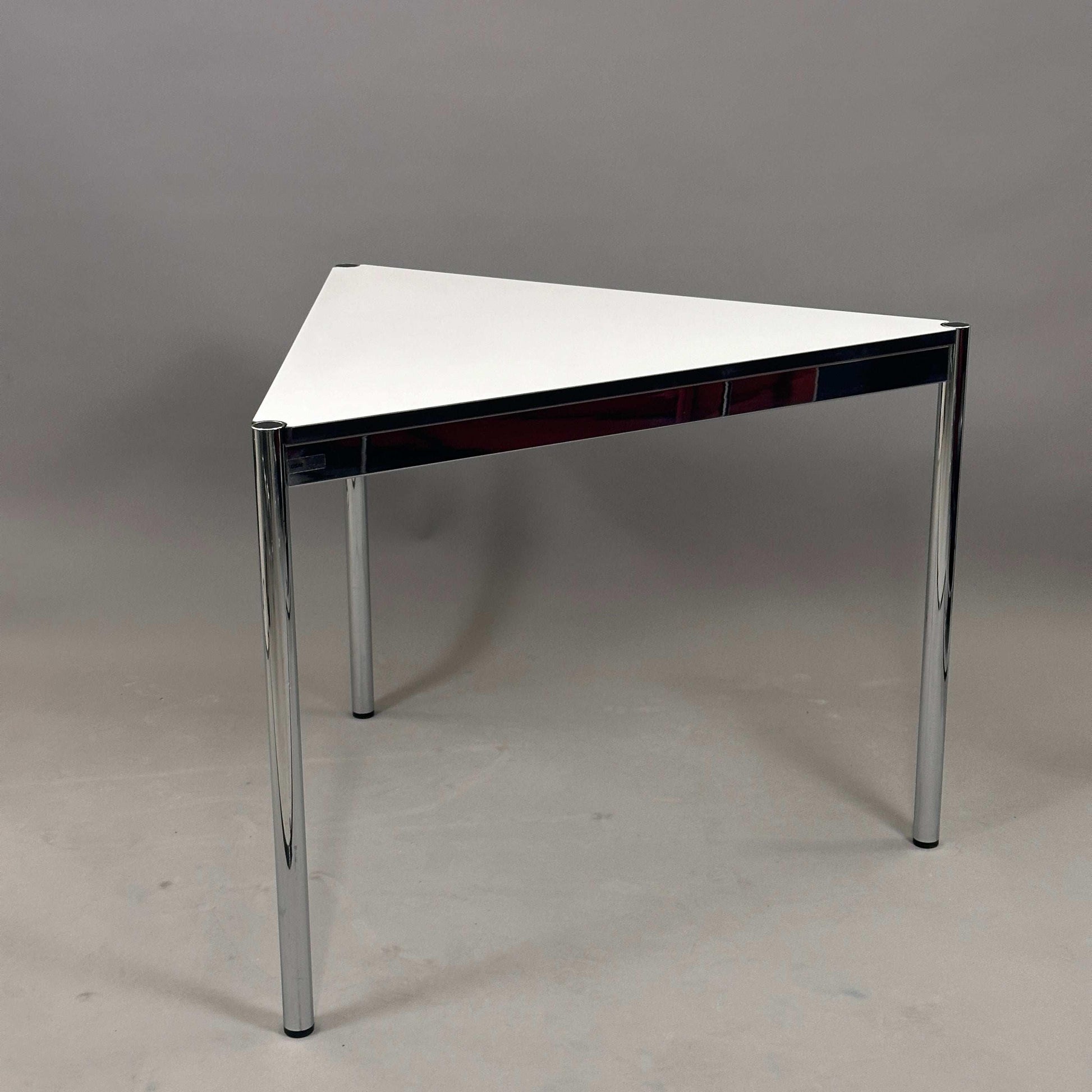 USM Haller Tisch Dreieck 100cm perlgrau/weiß