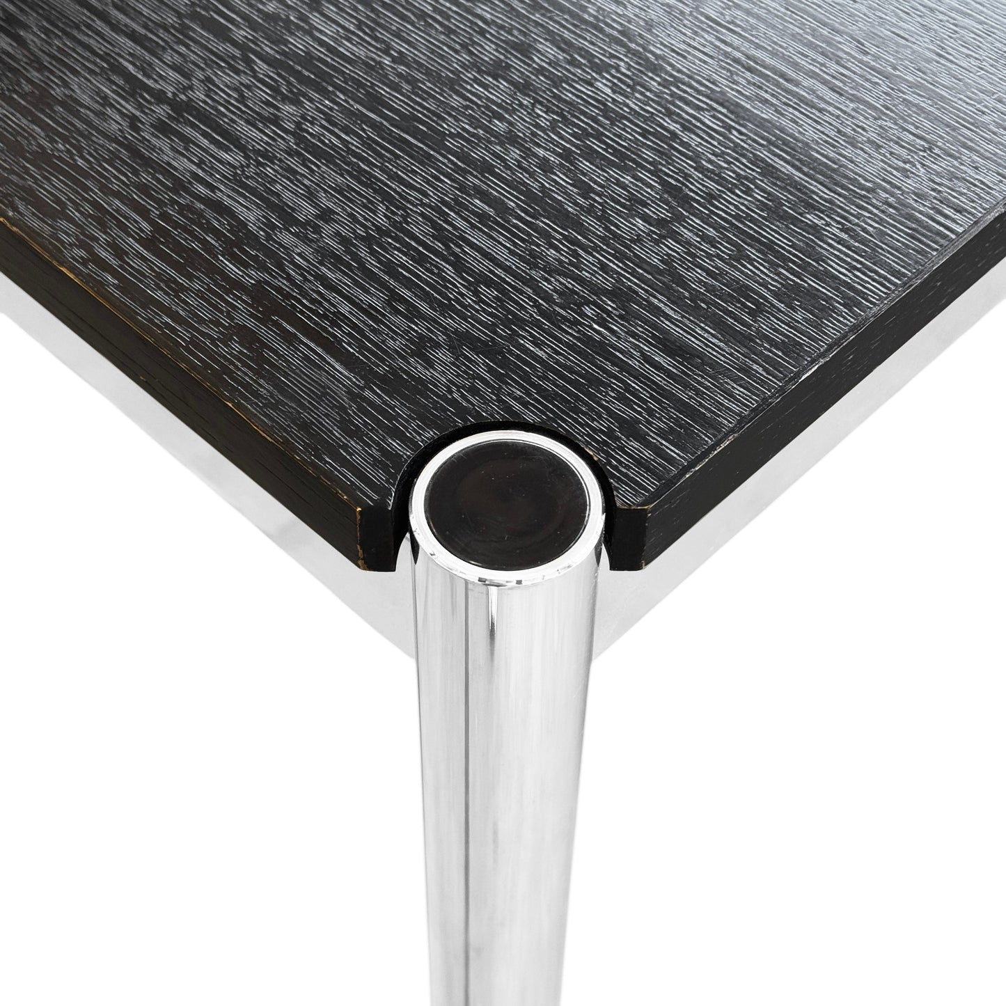 USM Haller Tisch Eiche schwarz 70x70cm, schwarze Eichenplatte mit glänzendem Chrombein.