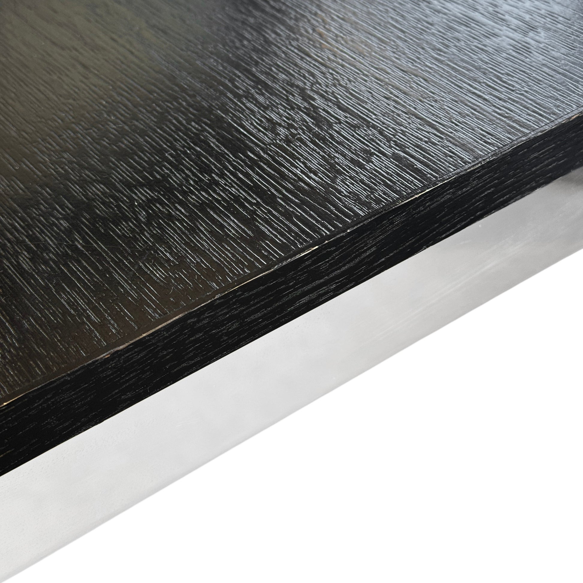 USM Haller Tisch Eiche schwarz 70x70cm, schwarze Eichenplatte mit sichtbarer Maserung und Chromrahmen.
