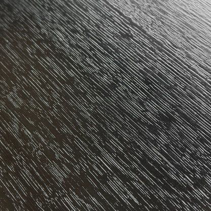 USM Haller Tisch Eiche schwarz 70x70cm, schwarze lackierte Eichenholz-Tischplatte mit feiner Maserung.