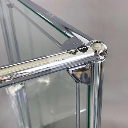 USM Haller Vitrine 1x3 schwarz mit Glas und verchromten Metallverbindungen Nahaufnahme