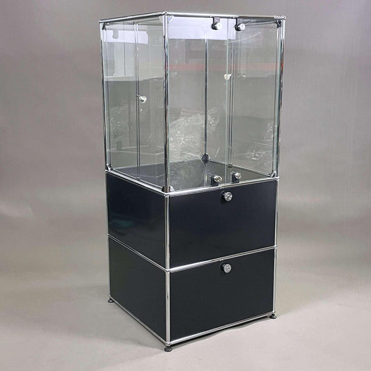 USM Haller Vitrine 1x3 schwarz mit Glas abschließbar und stufenlos verstellbarer Halogenbeleuchtung, Maße 150x64x64 cm