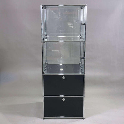 USM Haller Vitrine 1x4 schwarz mit Glas und beleuchteter Halogen Innenbeleuchtung, abschließbar, Maße 175x64x64 cm