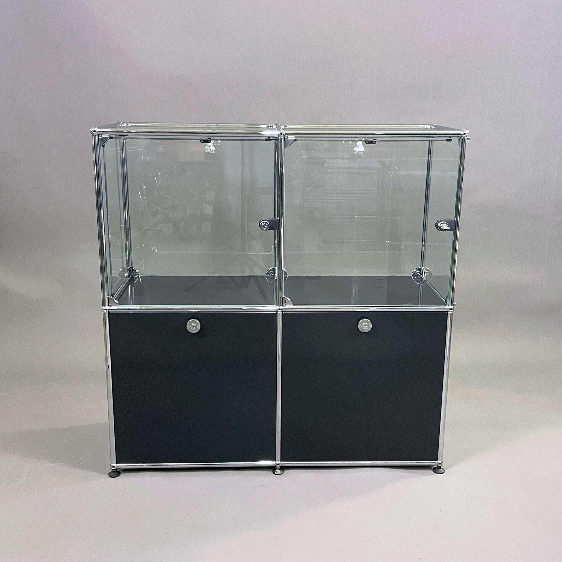 USM Haller Vitrine 2x2 in Graphitschwarz mit Glas und abschließbarem Design, integrierter Halogenbeleuchtung und verstellbaren Ablagen