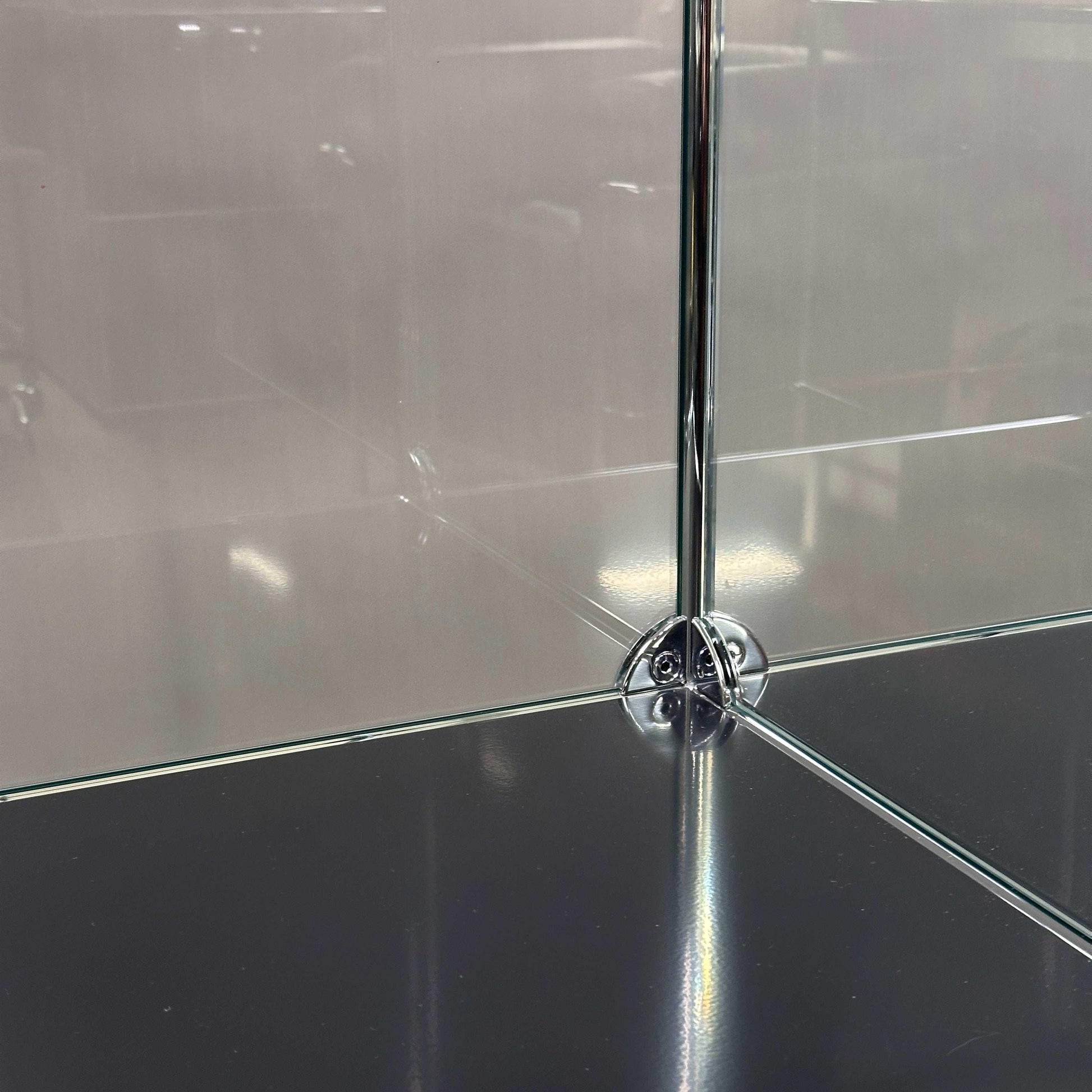 USM Haller Vitrine 2x2 schwarz mit Glas und Halogenbeleuchtung, abschließbar, graphitschwarz, 105 x 101 x 37 cm