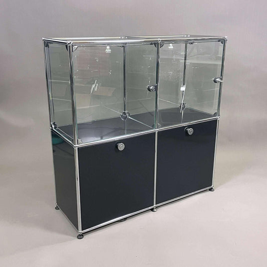 USM Haller Vitrine 2x2 graphitschwarz mit Glas, abschließbar, inklusive verstellbarer Halogenbeleuchtung, Maße 105x101x37 cm