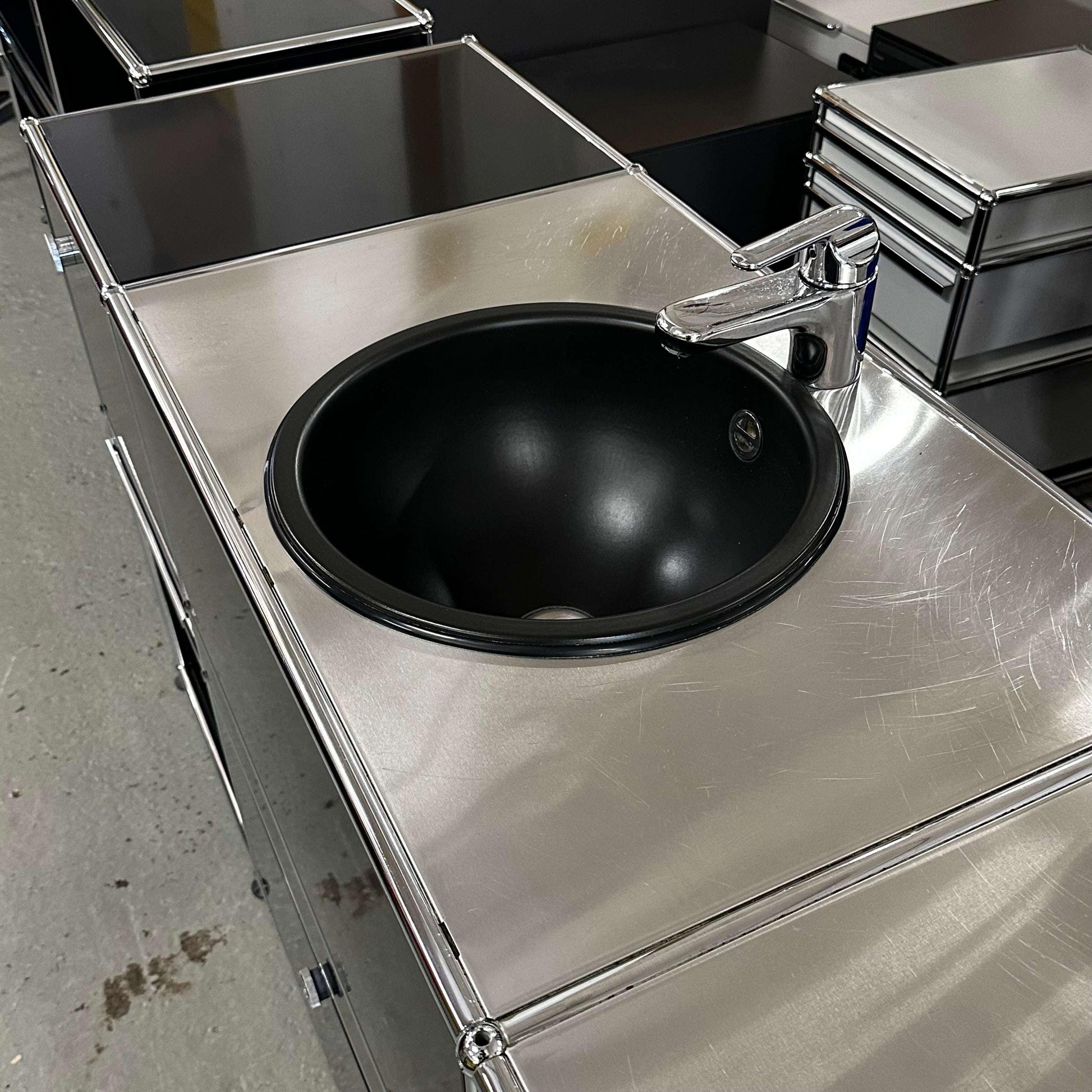 USM Haller Waschtisch black stainless steel with black round sink and faucet, 5 compartments, 50cm deep