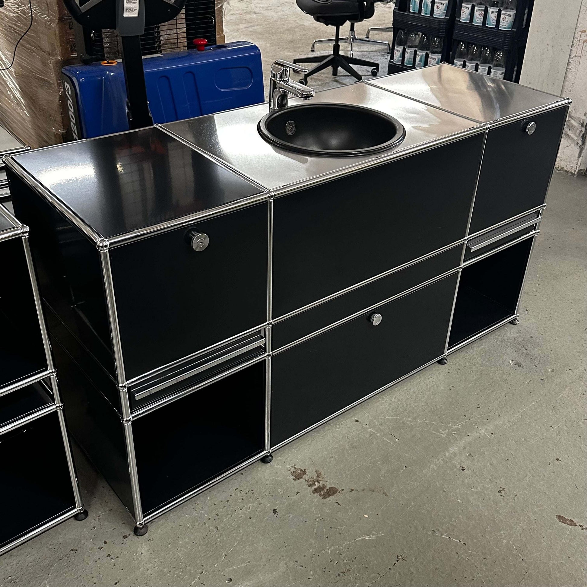 USM Haller Waschtisch black and stainless steel washbasin with 3 flaps, 2 drawers, and 2 open compartments, 156x84x52cm