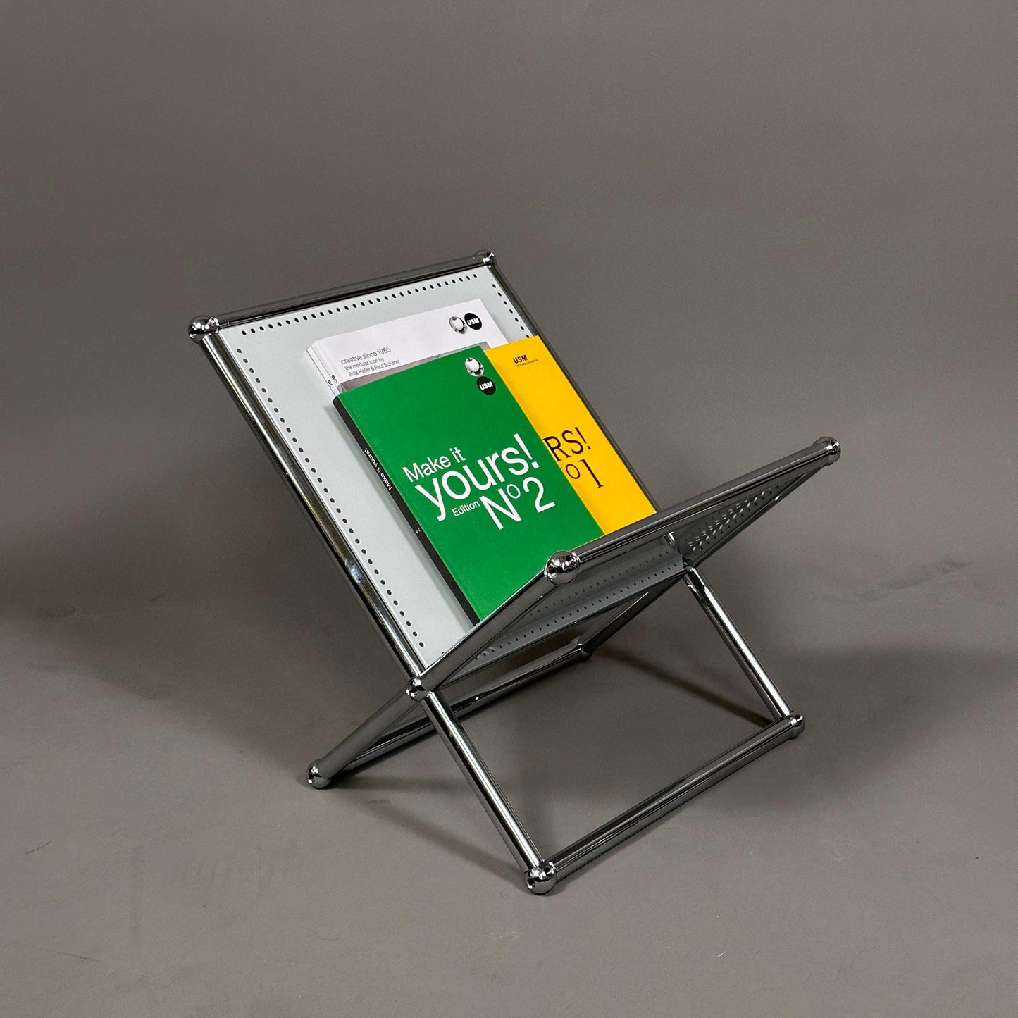 USM Haller Zeitschriftenständer in lichtgrau aus Metall mit Magazinhalterung, 40 x 38 x 40 cm