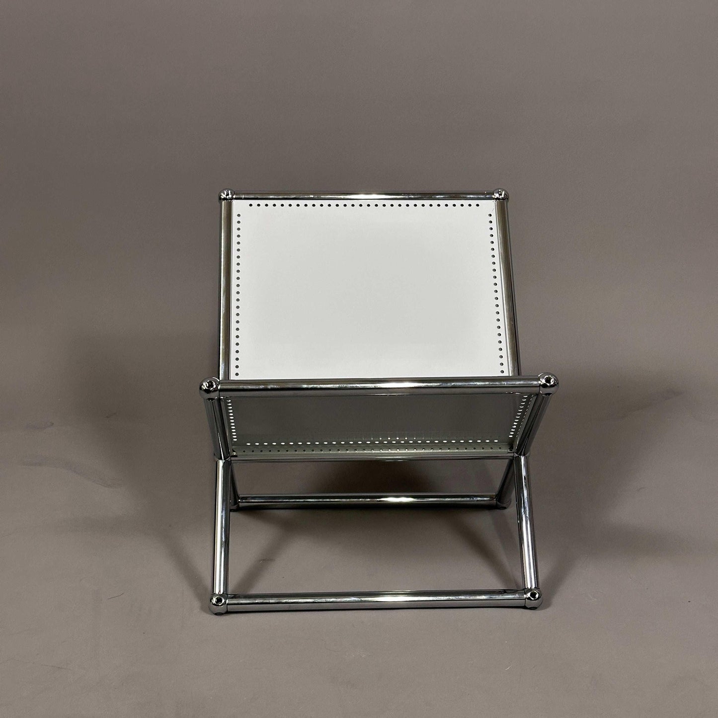 USM Haller Zeitschriftenständer in lichtgrau mit Metallrahmen und Maßen 40 x 38 x 40 cm