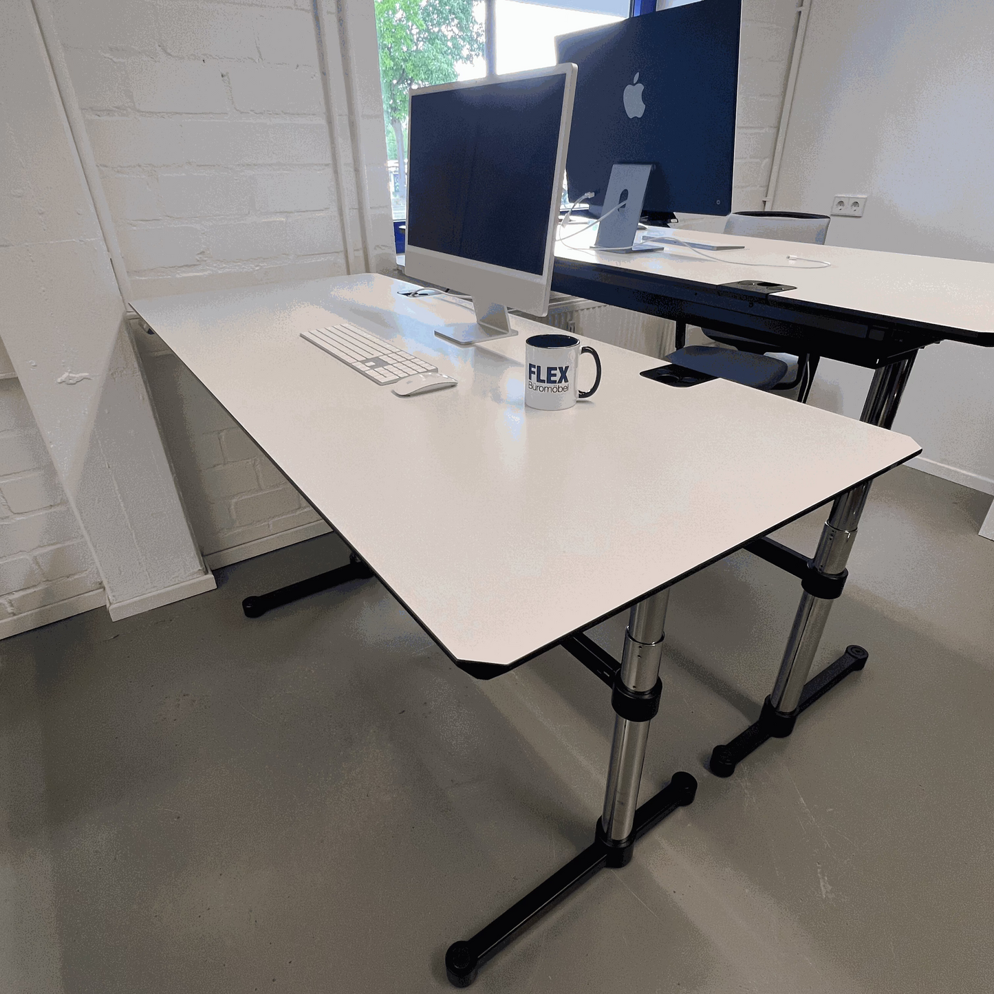 USM Kitos E2 electric height-adjustable desk 175x75cm with pearl gray resin tabletop and cable management system