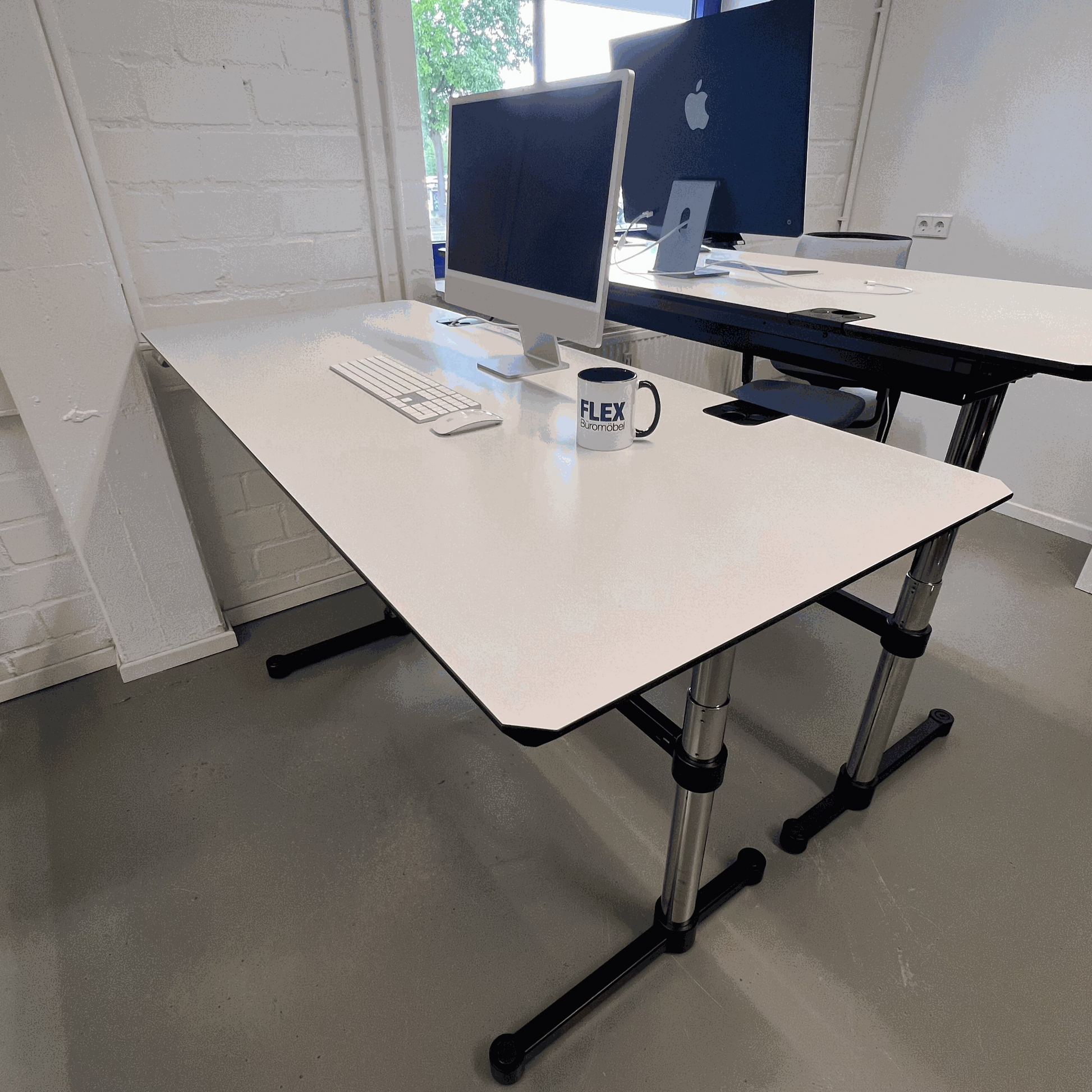 USM Kitos E2 electric height-adjustable desk 175x75cm with pearl gray resin tabletop and cable management system
