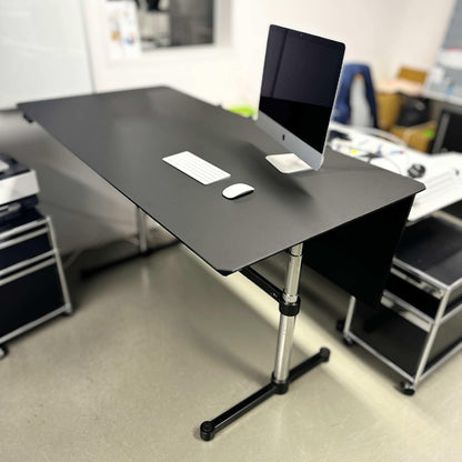 USM Kitos E3 elektrisch höhenverstellbarer schwarzer Schreibtisch 180x90 cm mit Kabelkanal und Memoryfunktion