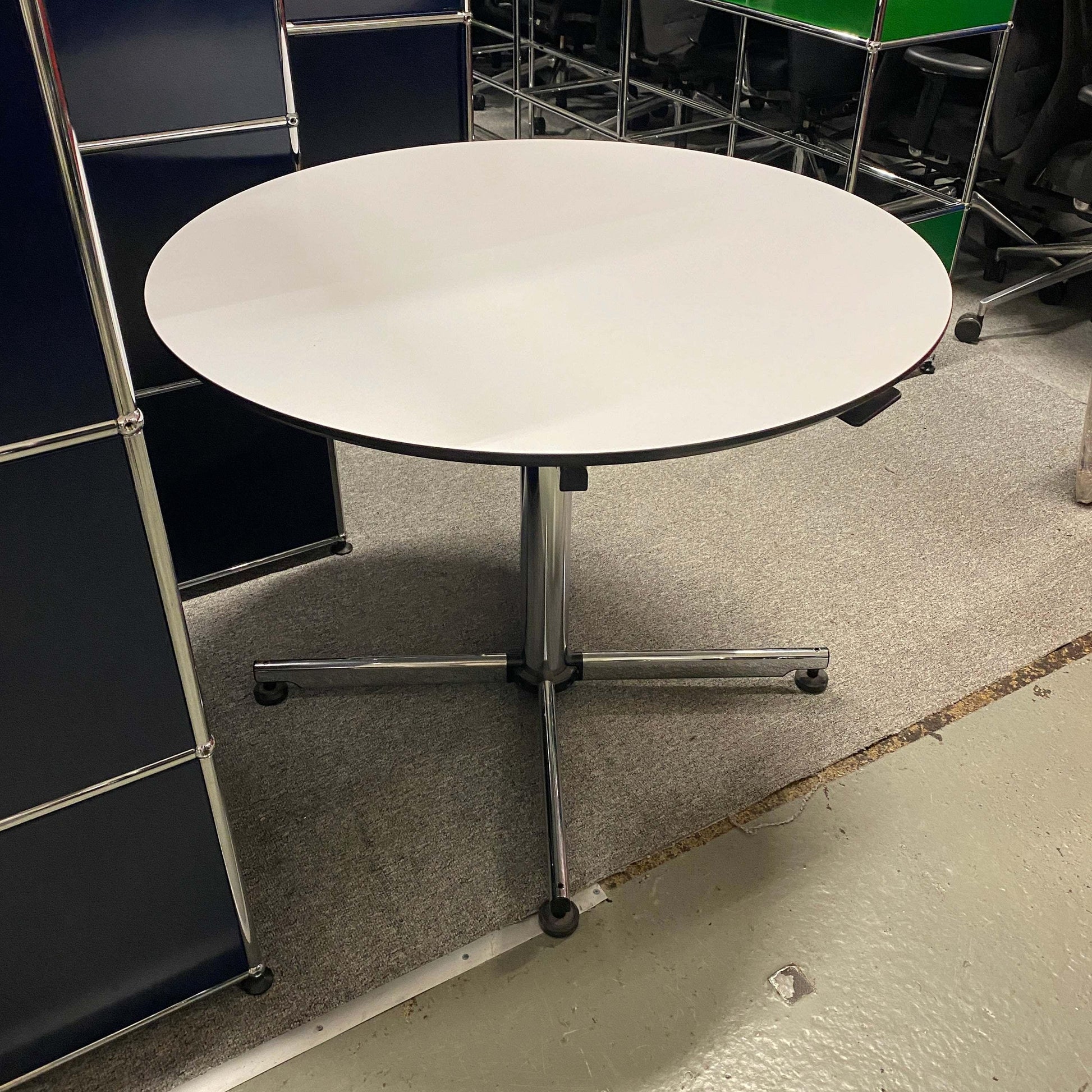 USM Kitos Hubtisch round white adjustable table 90cm diameter with chrome base