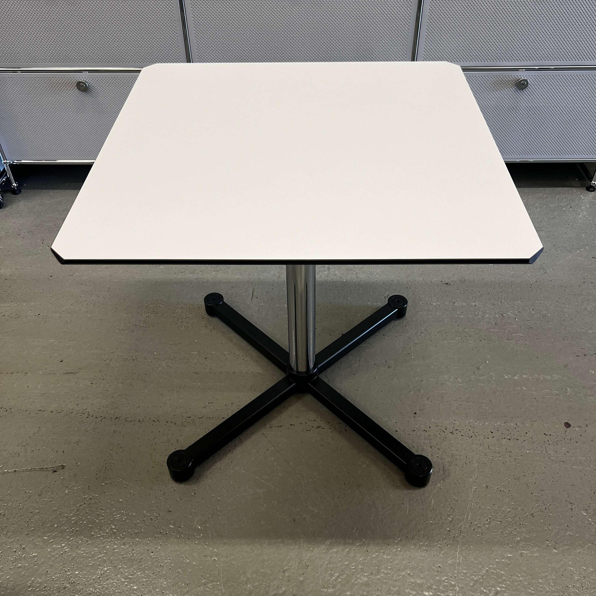 USM Kitos Tisch 75x75cm white square meeting table with black metal base