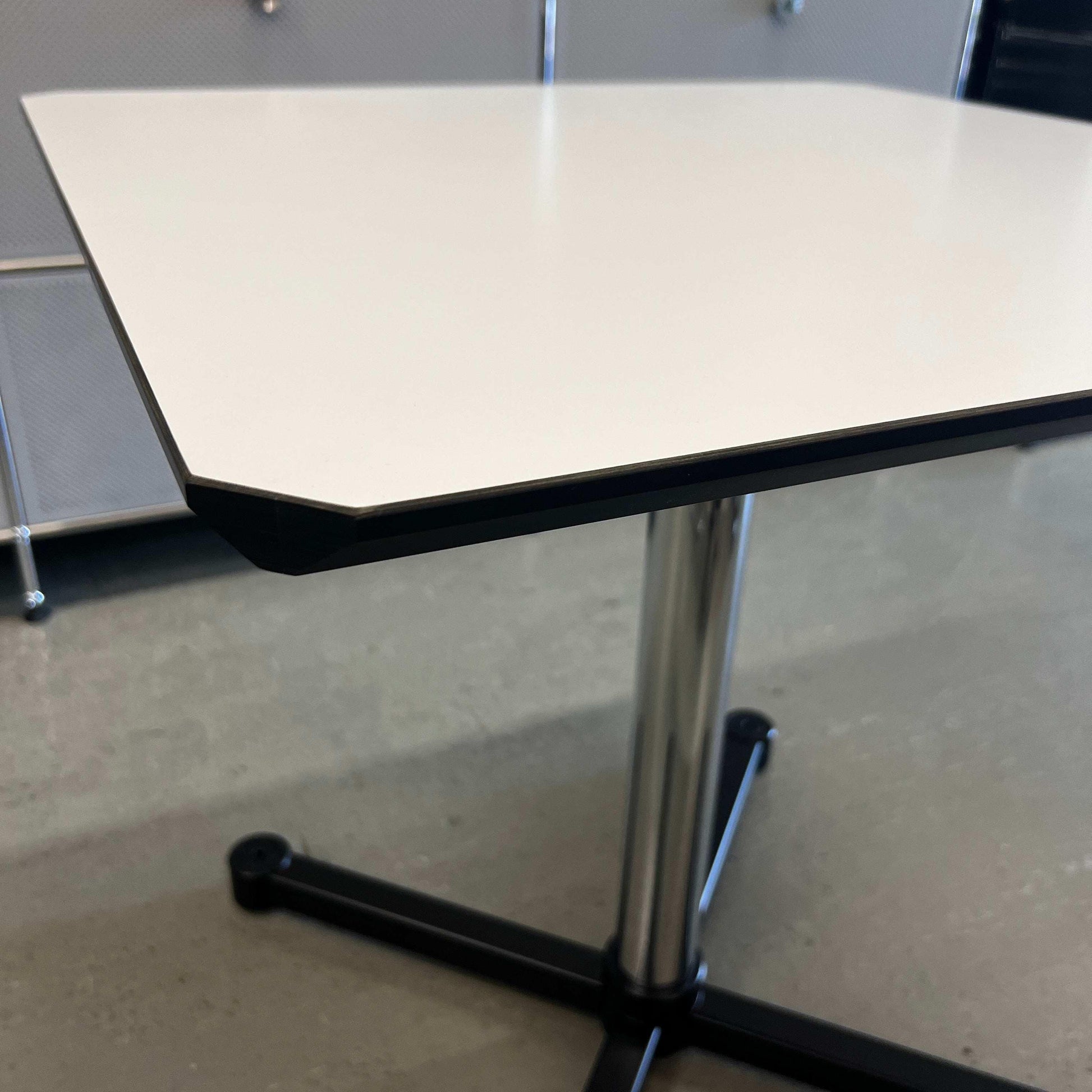 USM Kitos Tisch 75x75cm white tabletop with chrome pedestal base conference table
