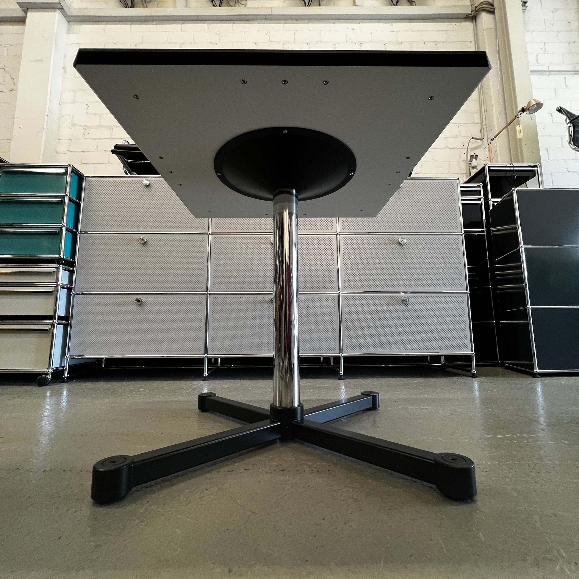 USM Kitos Tisch 75x75cm modern office meeting table with black base and light-colored top