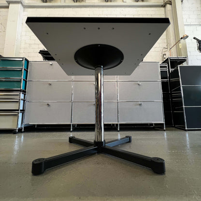 USM Kitos Tisch 75x75cm modern office meeting table with black base and light-colored top