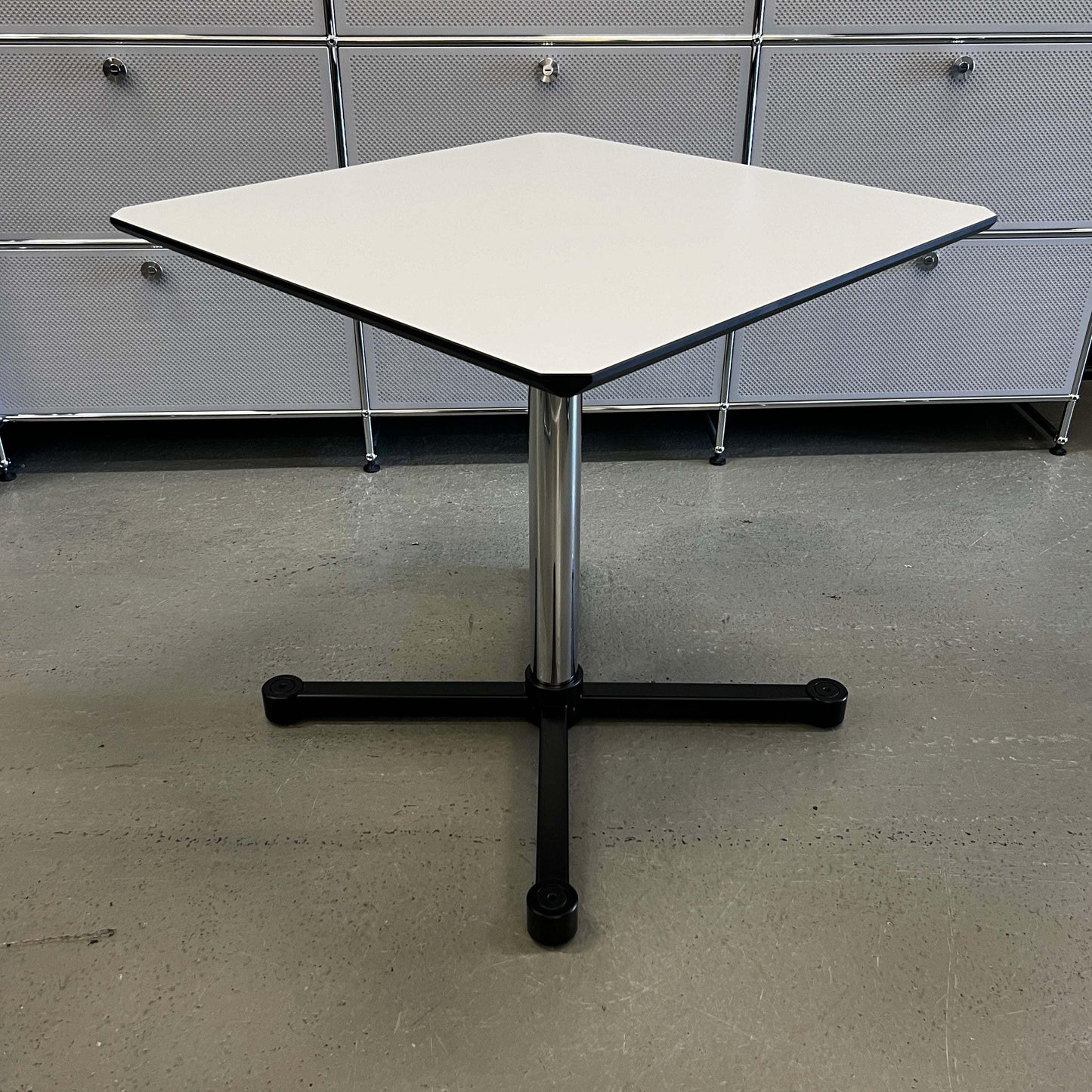 USM Kitos Tisch 75x75cm square white tabletop meeting table with chrome central pedestal base